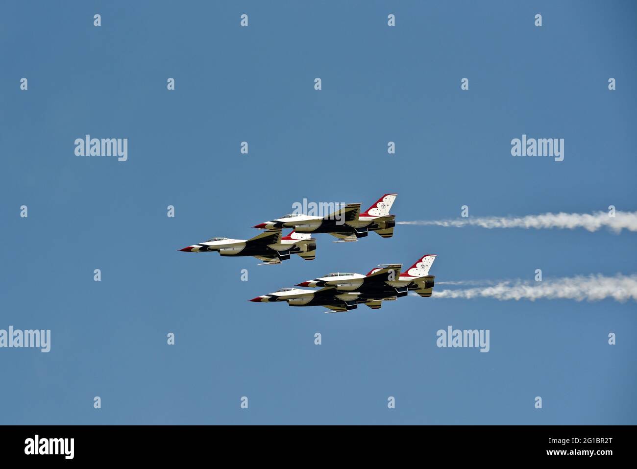 US Air Force Thunderbirds, F-16 Kampfflugzeuge, Flugdemonstrationsgeschwader, in Flugformation beim EAA Fly-in (AirVenture), Oshkosh, Wisconsin, USA Stockfoto