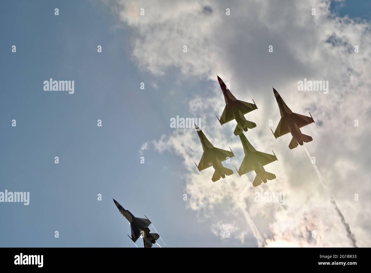 US Air Force Thunderbirds, F-16 Kampfflugzeuge, Flugdemonstrationsgeschwader, in Flugformation beim EAA Fly-in (AirVenture), Oshkosh, Wisconsin, USA Stockfoto