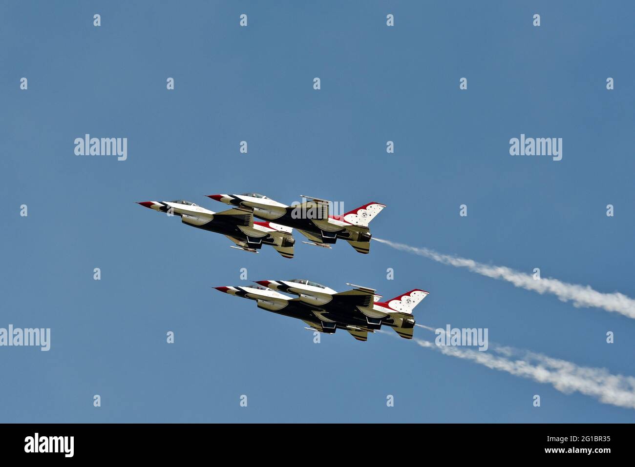 US Air Force Thunderbirds, F-16 Kampfflugzeuge, Flugdemonstrationsgeschwader, in Flugformation beim EAA Fly-in (AirVenture), Oshkosh, Wisconsin, USA Stockfoto