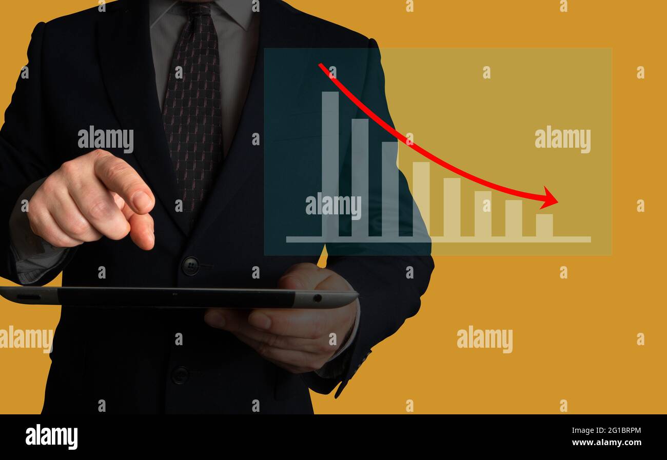 Geschäftsmann zeigt auf eine Karte auf seinem Tablet. Diagramm mit sinkenden Kosten, Ausfallzeiten, Abfallmengen und Unzufriedenheit der Kunden. Stockfoto