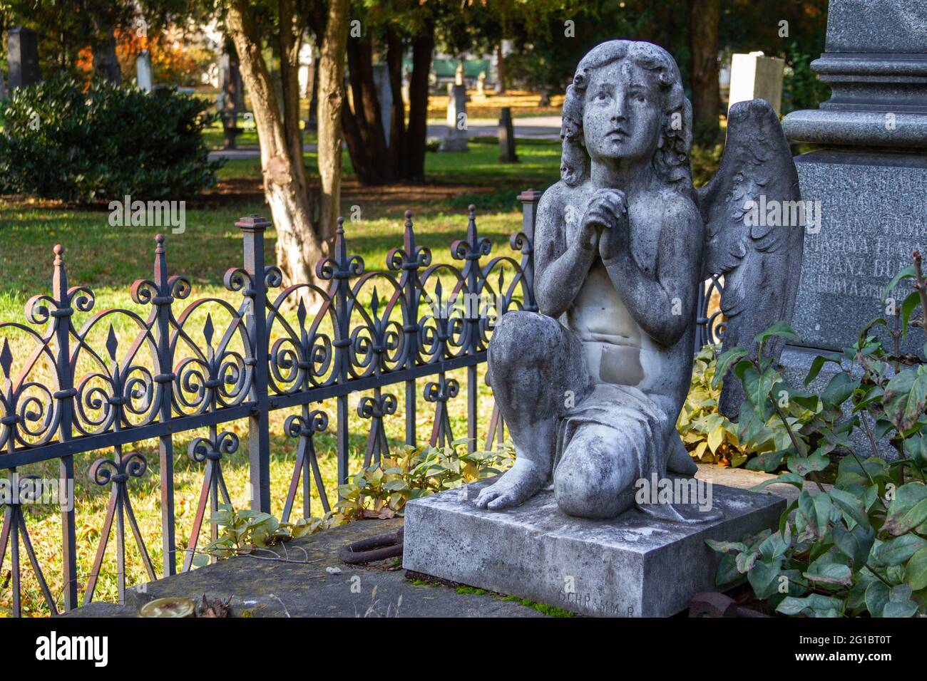 Eine Statue eines Engels auf einem alten Grabstein am Ondrejský cintorín (St. Andrew's Cemetery) in Bratislava. Bratislava, Slowakei. 2020-11-07. Stockfoto