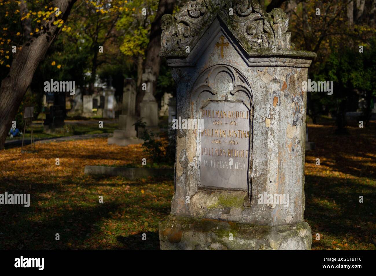 Ein antiker Grabstein (aus den 1940er Jahren) an der Ondrejský cintorín (St. Andrew's Cemetery) in Bratislava. Bratislava, Slowakei. 2020-11-07. Stockfoto