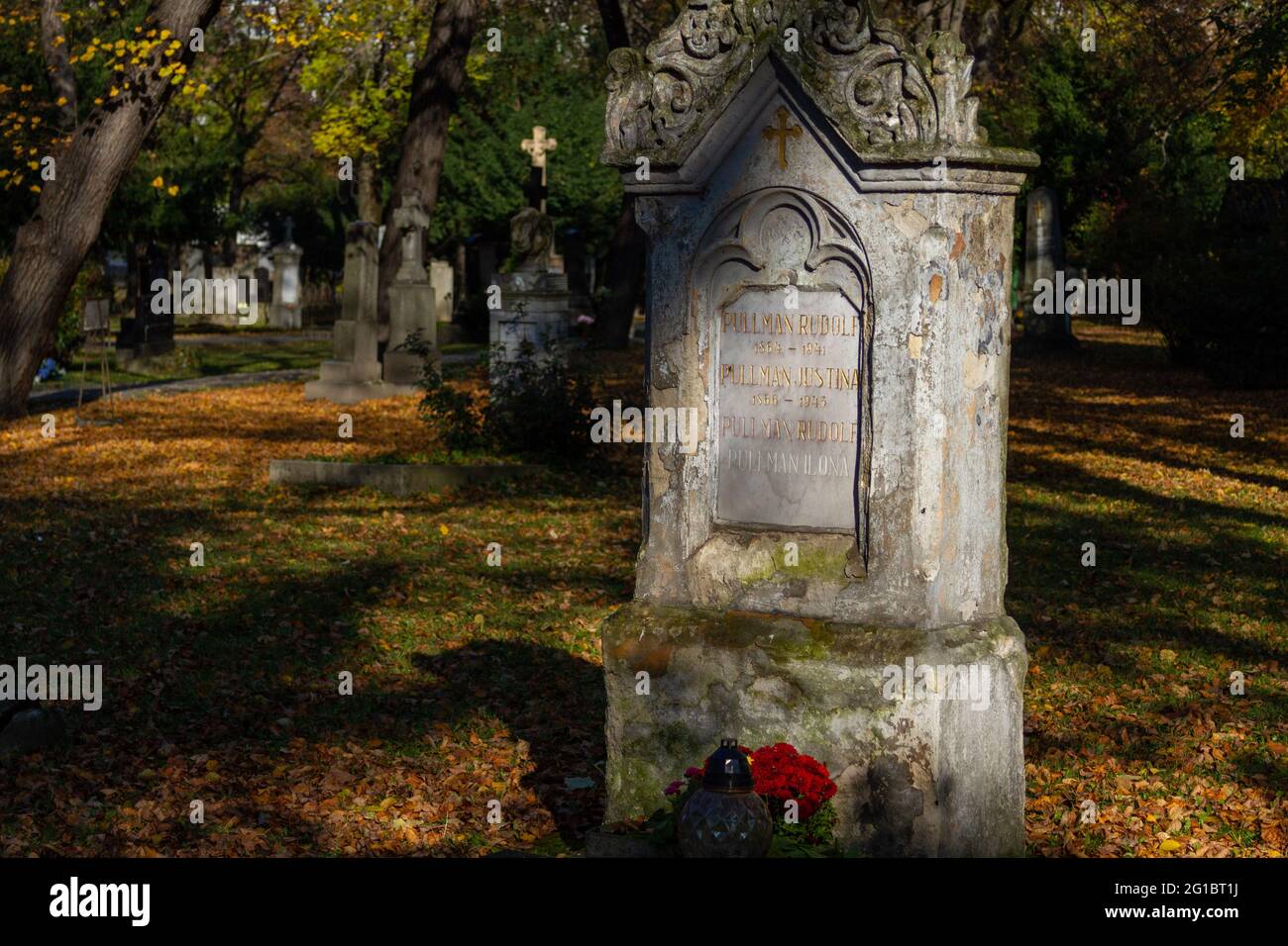 Ein antiker Grabstein (aus den 1940er Jahren) an der Ondrejský cintorín (St. Andrew's Cemetery) in Bratislava. Bratislava, Slowakei. 2020-11-07. Stockfoto