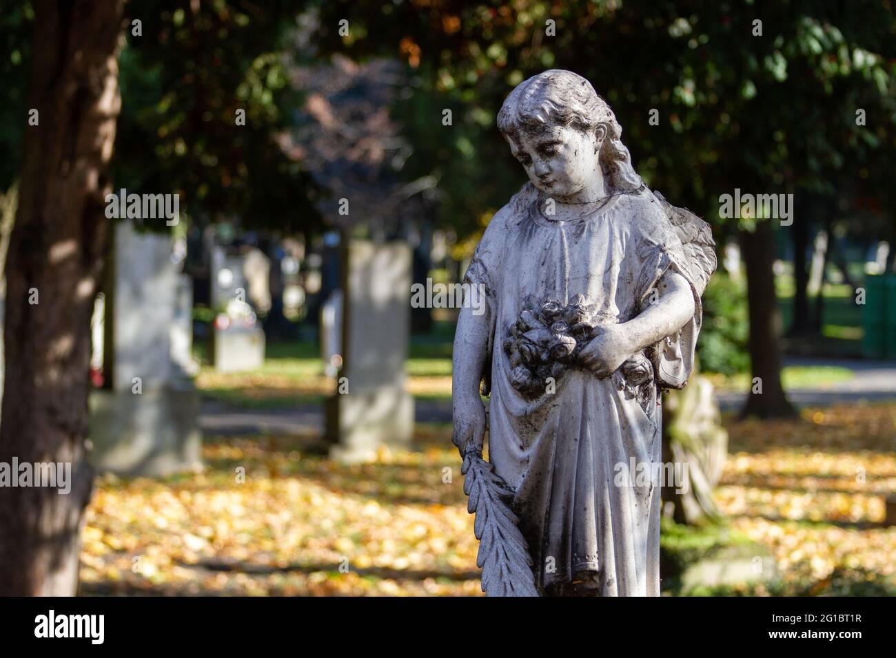 Eine Statue eines Engels auf einem alten Grabstein am Ondrejský cintorín (St. Andrew's Cemetery) in Bratislava. Bratislava, Slowakei. 2020-11-07. Stockfoto