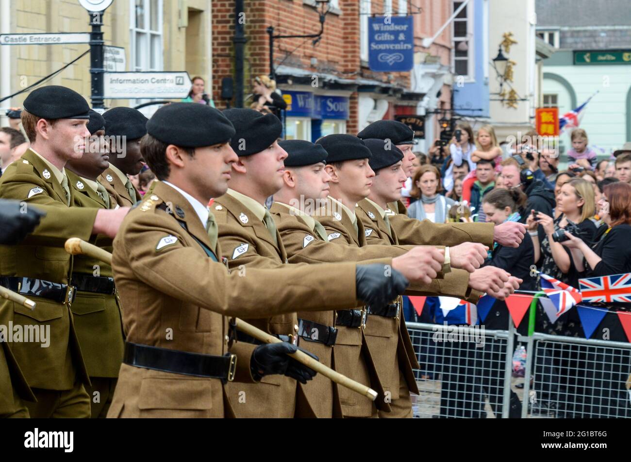 Soldaten des Panzerregiments der britischen Armee marschieren während der Zeremonie zur Feier der Parade der Diamond Jubilee Armed Forces von Königin Elizabeth aus dem Schloss Windsor Stockfoto