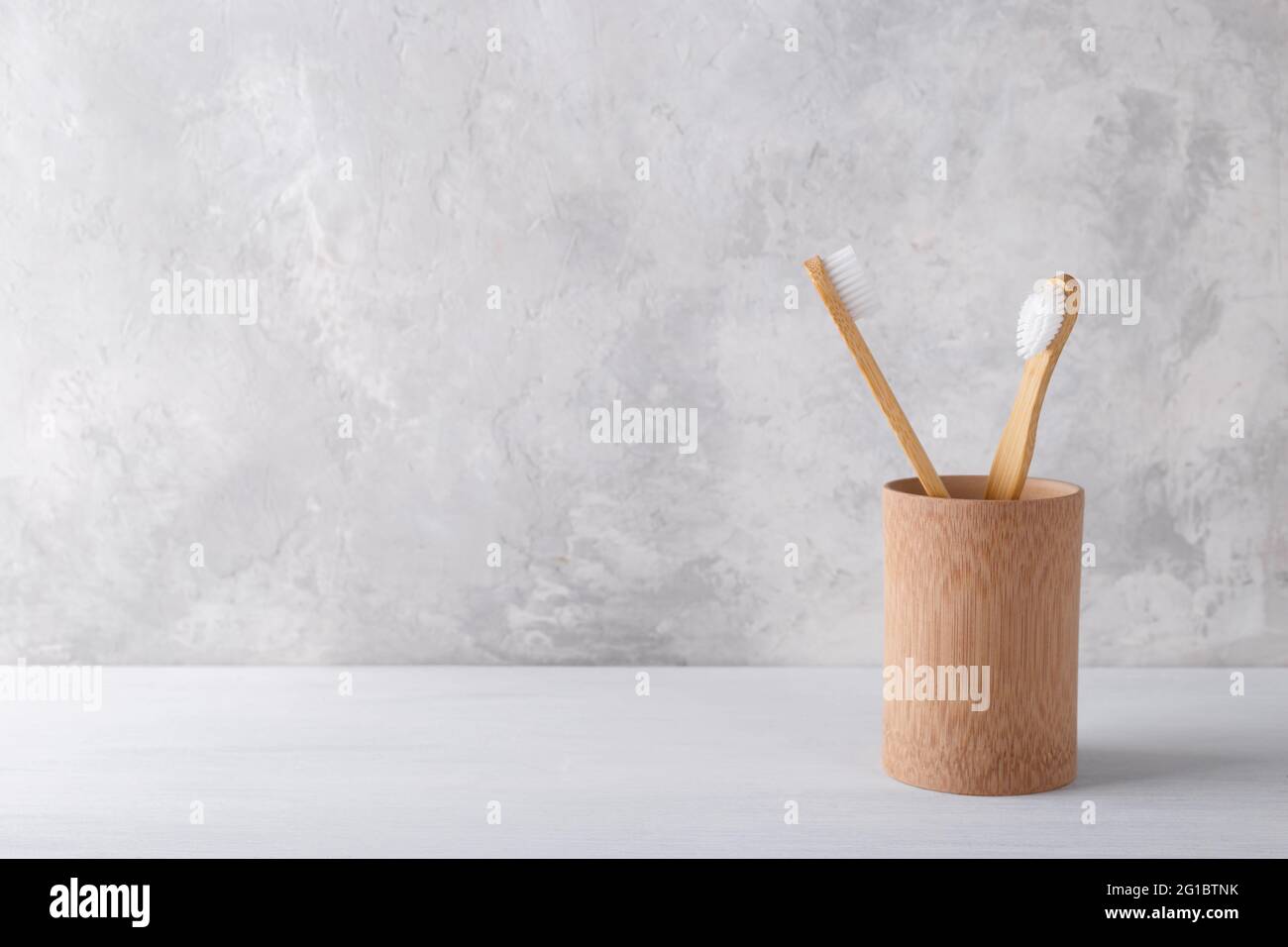Natürliche Bambuszahnbürsten auf grauem Steingrund, keine Abfallprodukte, natürliche Mundhygiene Stockfoto