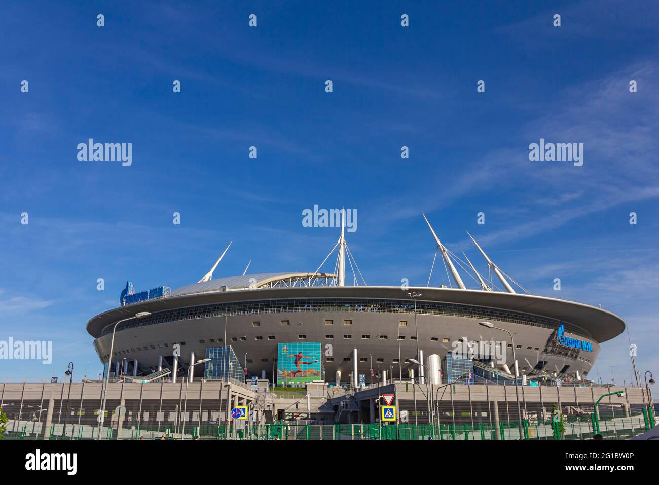 Russland, St.Petersburg, 07. Juni 2021:die Ansicht der offiziellen Flagge der fußball-Europameisterschaft UEFA und das Stadion Gazprom Arena, Euro 2020, 2021 Stockfoto
