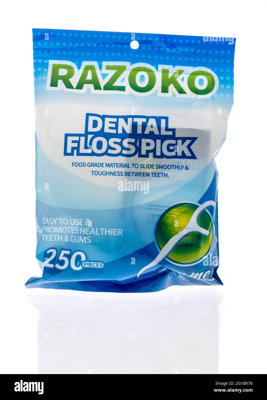 Winneconne, WI - 29. Mai 2021: Ein Paket von Razoko Zahnseide Picks auf einem isolierten Hintergrund Stockfoto