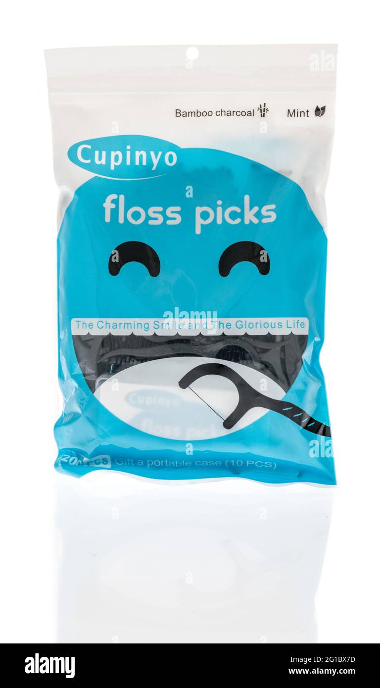 Winneconne, WI - 29. Mai 2021: Eine Packung Cupinyo Zahnseide Picks auf einem isolierten Hintergrund Stockfoto