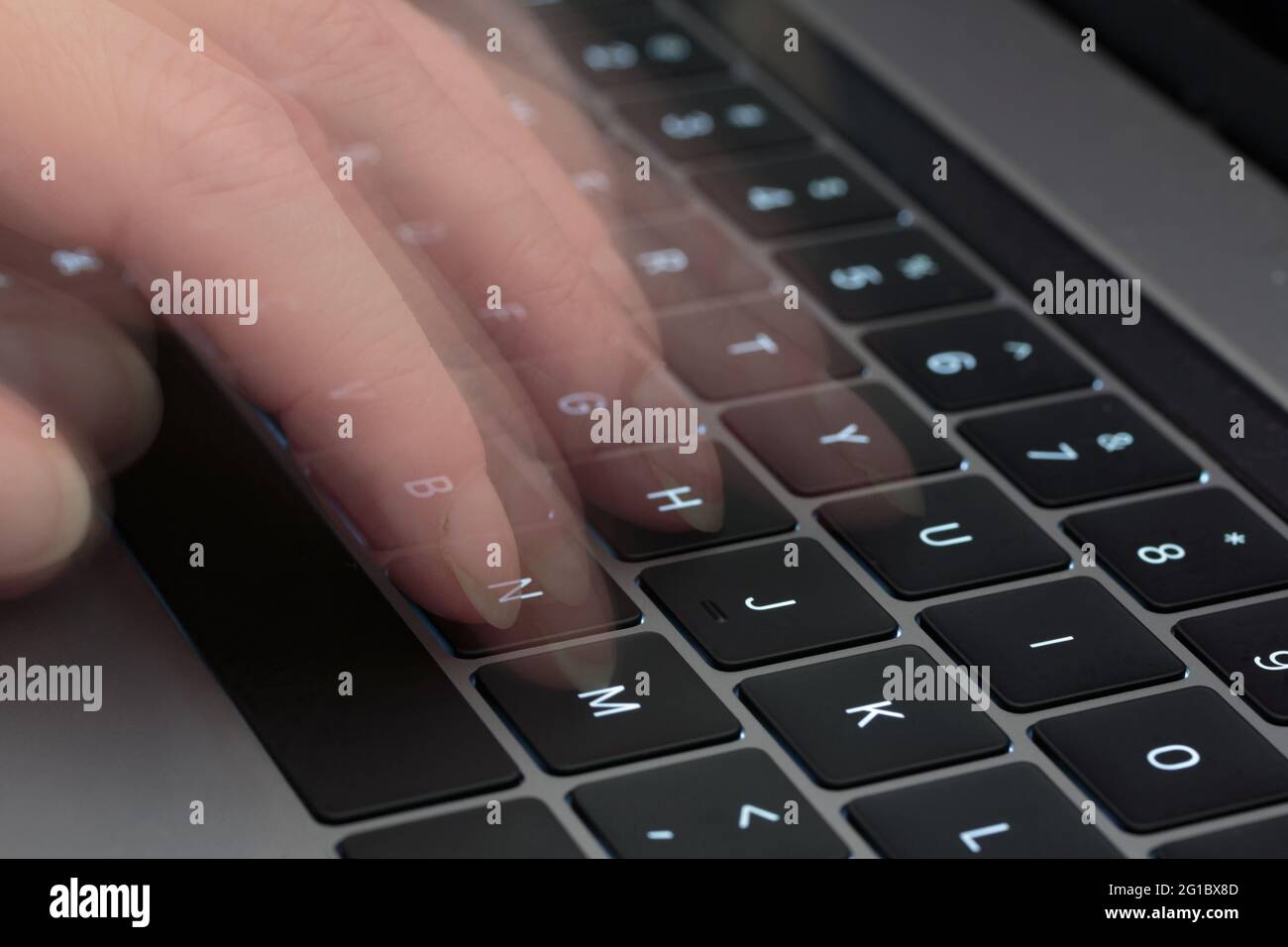 Finger, die auf einer Computertastatur tippen, verwenden eine Geistertechnik mit langer Belichtung, um Bewegungen in der Fotografie zu simulieren Stockfoto