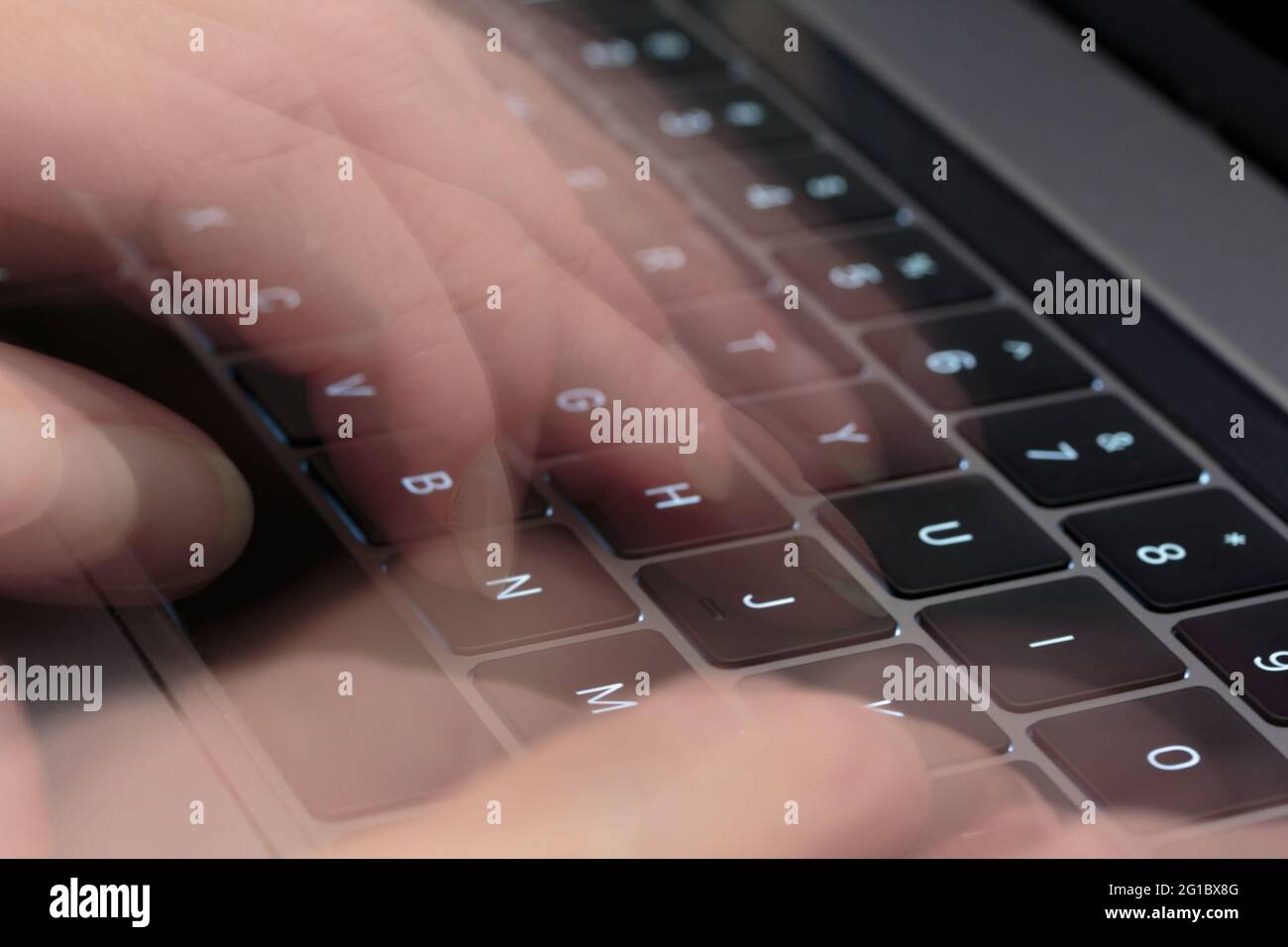 Finger, die auf einer Computertastatur tippen, verwenden eine Geistertechnik mit langer Belichtung, um Bewegungen in der Fotografie zu simulieren Stockfoto