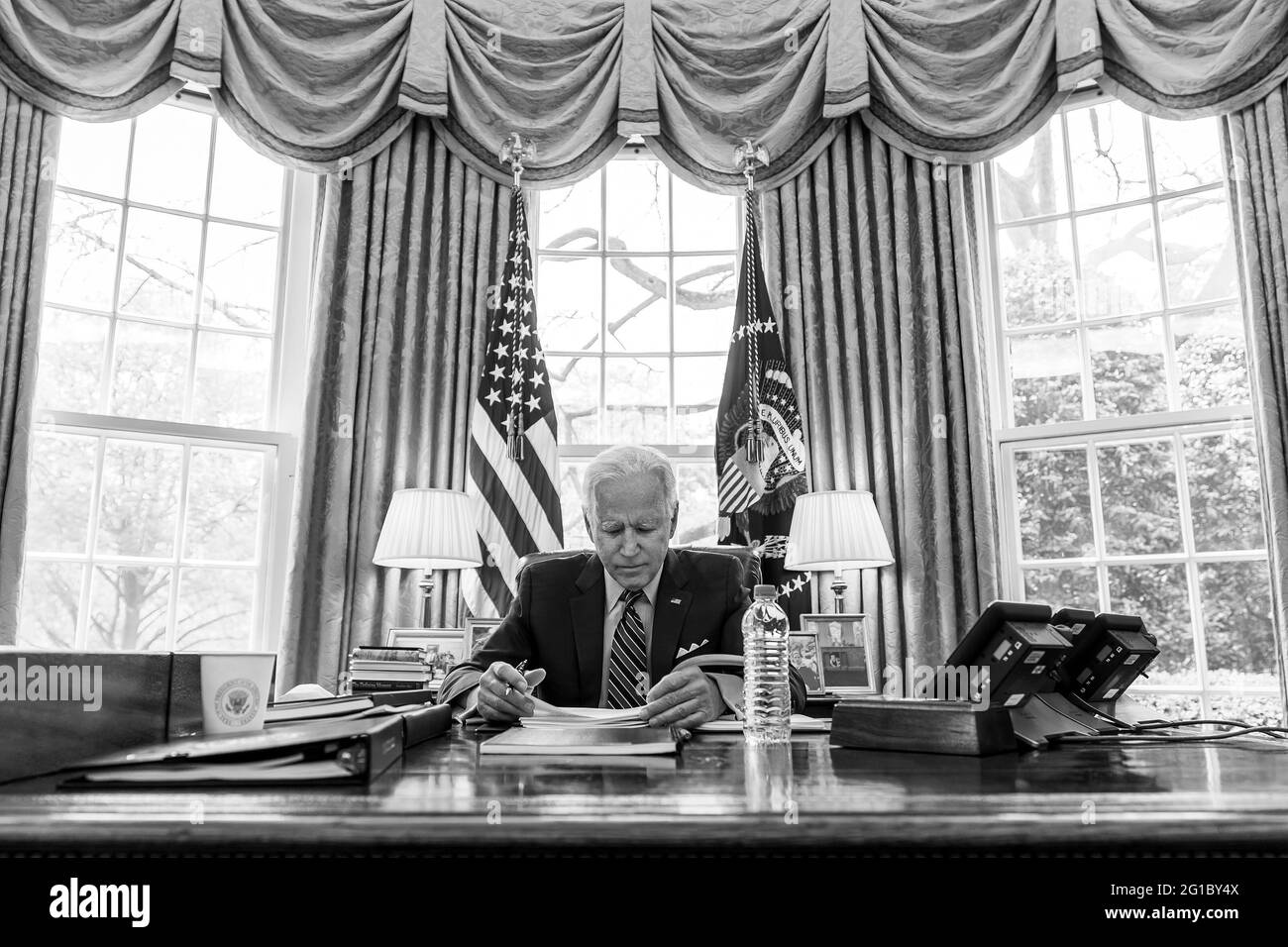 Präsident Joe Biden telefoniert am Mittwoch, den 21. April 2021, mit dem kanadischen Premierminister Justin Trudeau im Oval Office des Weißen Hauses. (Offizielles Foto des Weißen Hauses von Adam Schultz) Stockfoto