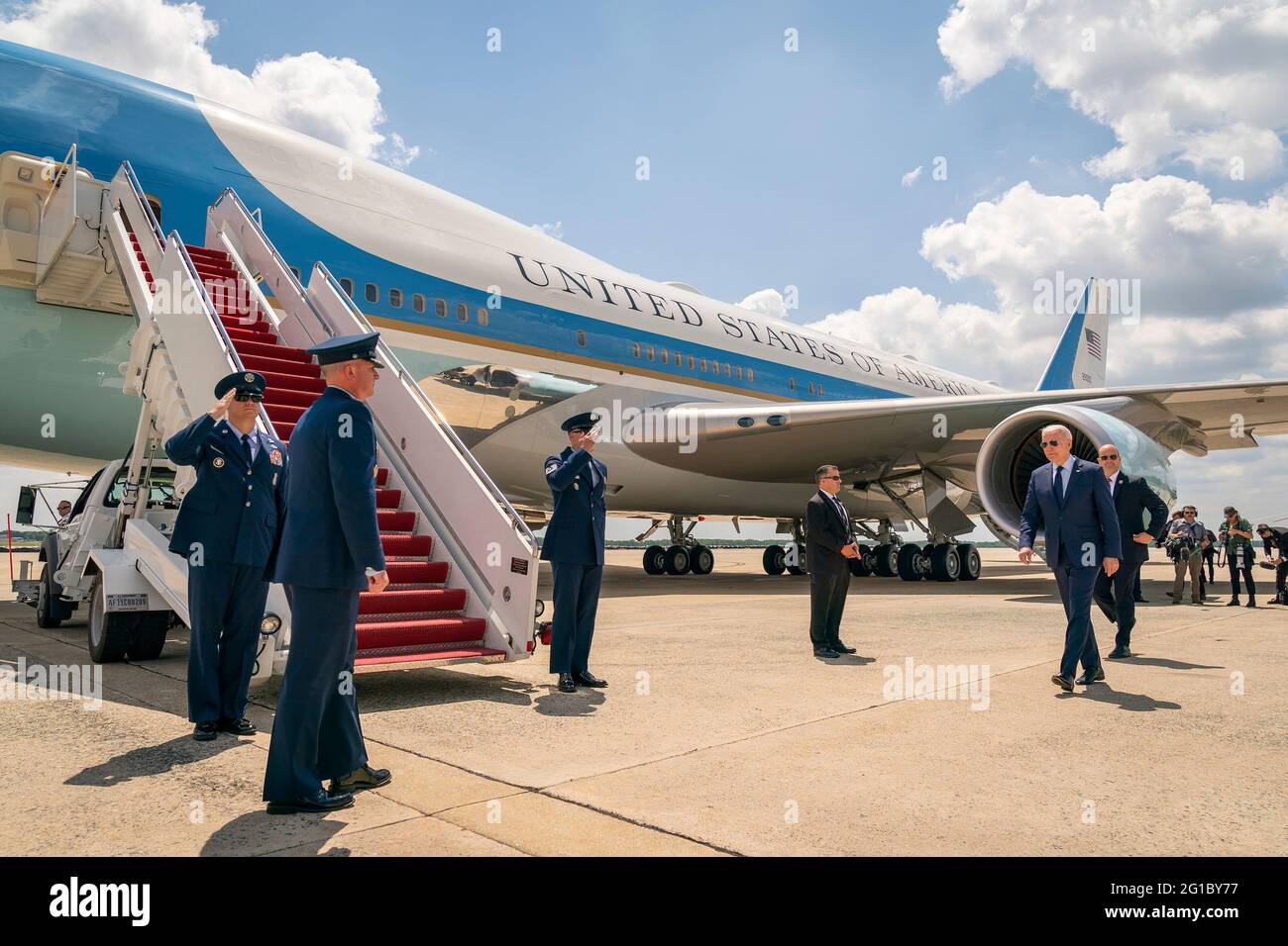 Präsident Joe Biden tritt am Donnerstag, 27. Mai 2021, auf dem Weg zum Cleveland Hopkins International Airport an der Basis Andrews, Maryland, in die Air Force One ein. (Offizielles Foto des Weißen Hauses von Adam Schultz) Stockfoto
