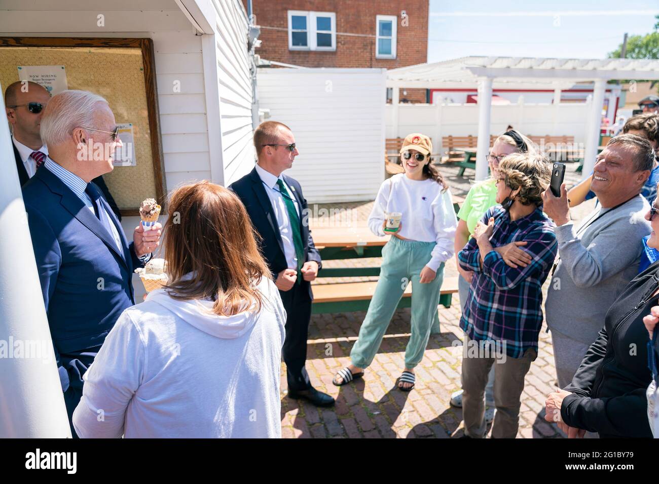 Präsident Joe Biden spricht mit Menschen, während er am Donnerstag, dem 27. Mai 2021, in Cleveland beim Honey Hut Ice Cream einen Eiskegel hält. (Offizielles Foto des Weißen Hauses von Adam Schultz) Stockfoto