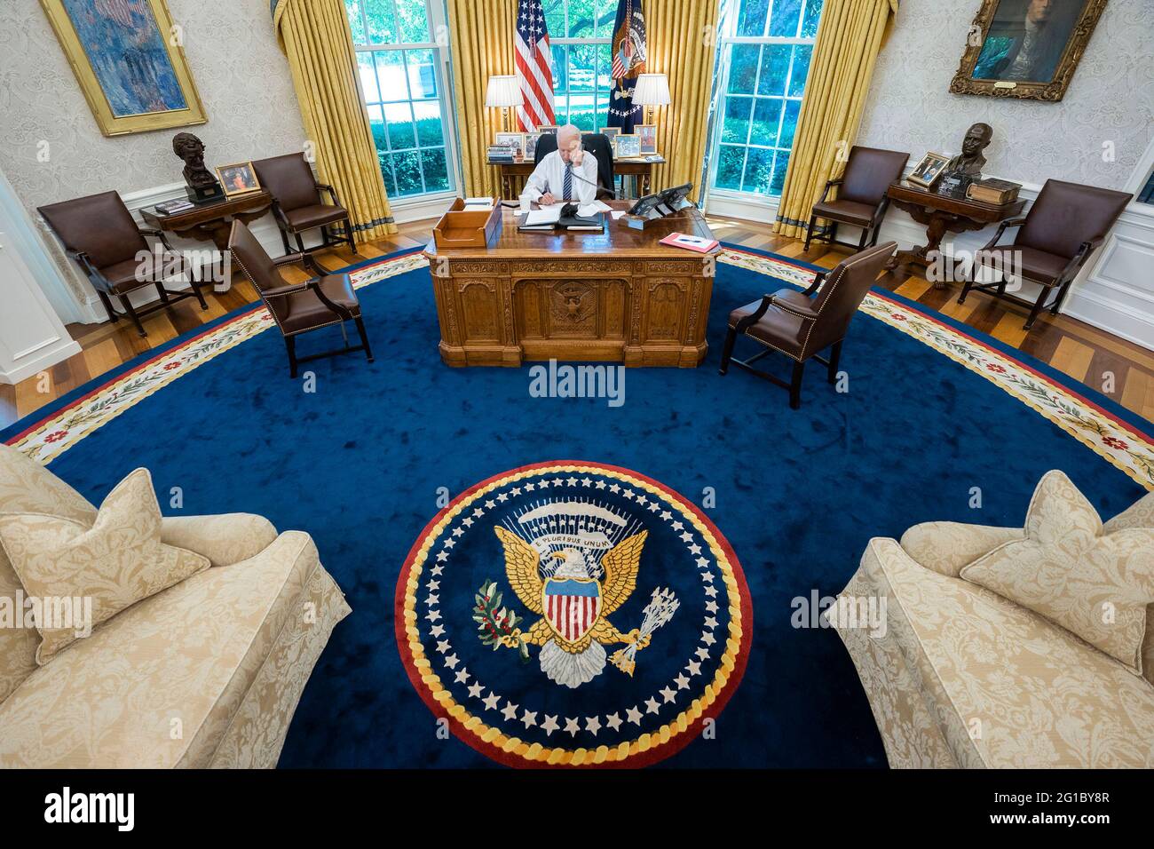 Präsident Joe Biden telefoniert am Mittwoch, den 12. Mai 2021, mit dem israelischen Premierminister Benjamin Netanjahu im Oval Office des Weißen Hauses. (Offizielles Foto des Weißen Hauses von Adam Schultz) Stockfoto