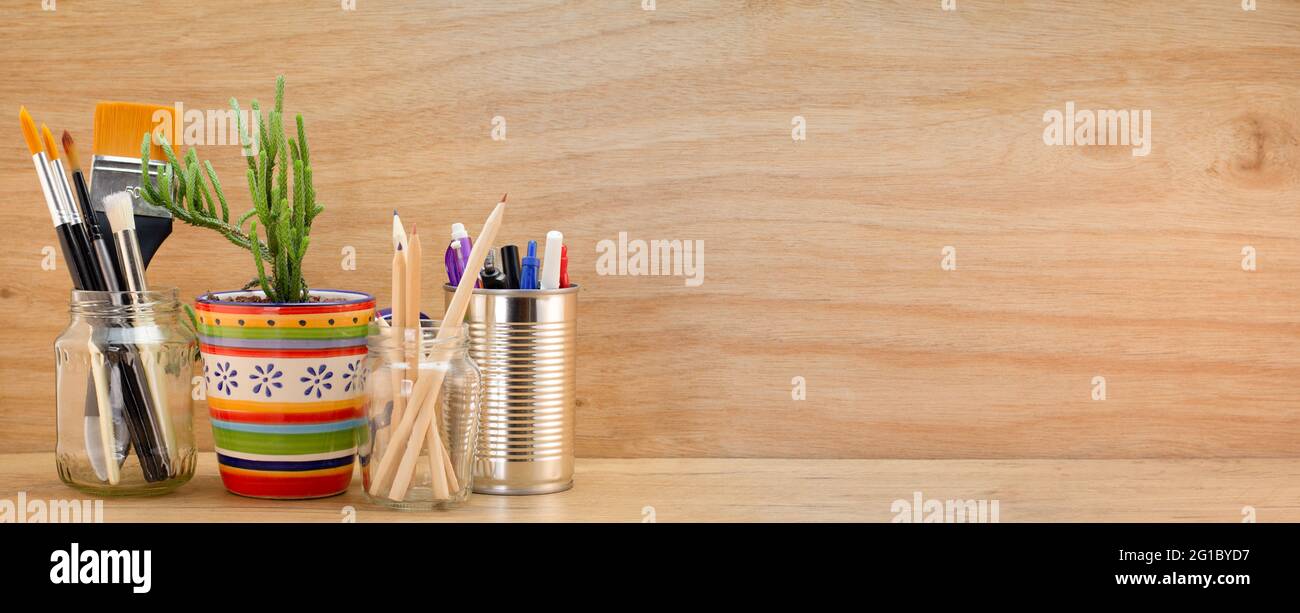 Wiederverwendete recycelte Gläser, Zinn und Becher für verschiedene Inhalte auf Holzbank, Kopierfläche wiederverwendet Stockfoto