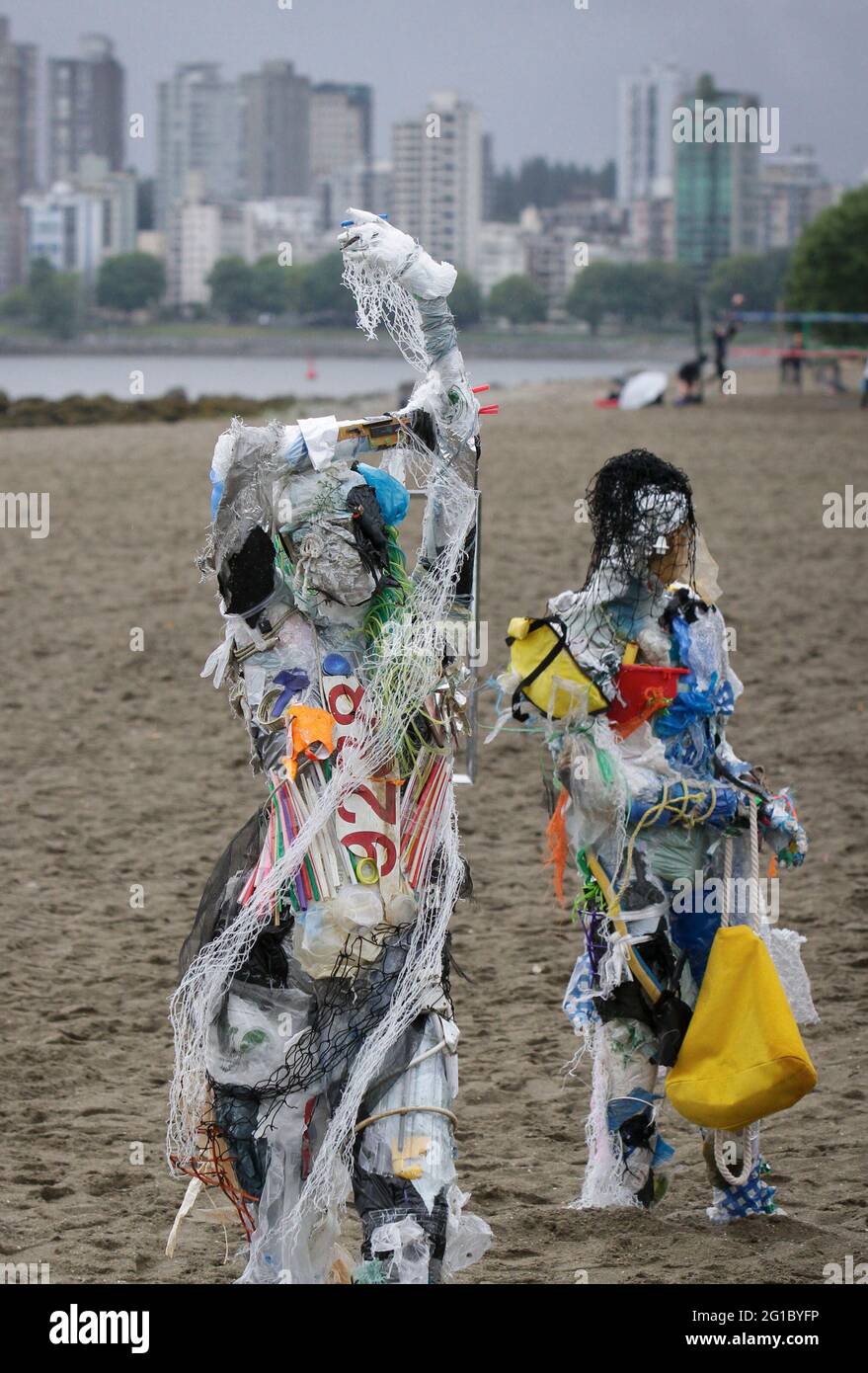 Vancouver, Kanada. Juni 2021. Am 6. Juni 2021 werden am Kitsilano Beach in Vancouver, British Columbia, Kanada, Zahlen mit von der Küste entfernten Kunststoffen angezeigt. Die von der multidisziplinären Künstlerin Caitlin Doherty geschaffenen Figuren, die aus Plastik an kanadischen Küsten entfernt wurden, verkörpern den kollektiven Beitrag der Menschen zur Plastikverschmutzung und bringen das Thema der Küstenverschmutzung in den Vordergrund. Quelle: Liang Sen/Xinhua/Alamy Live News Stockfoto