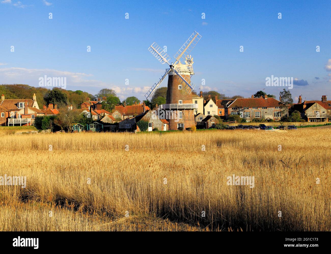 Cley am Meer, Norfolk. Windmühle und Dorf, Norfolk, England, Großbritannien Stockfoto