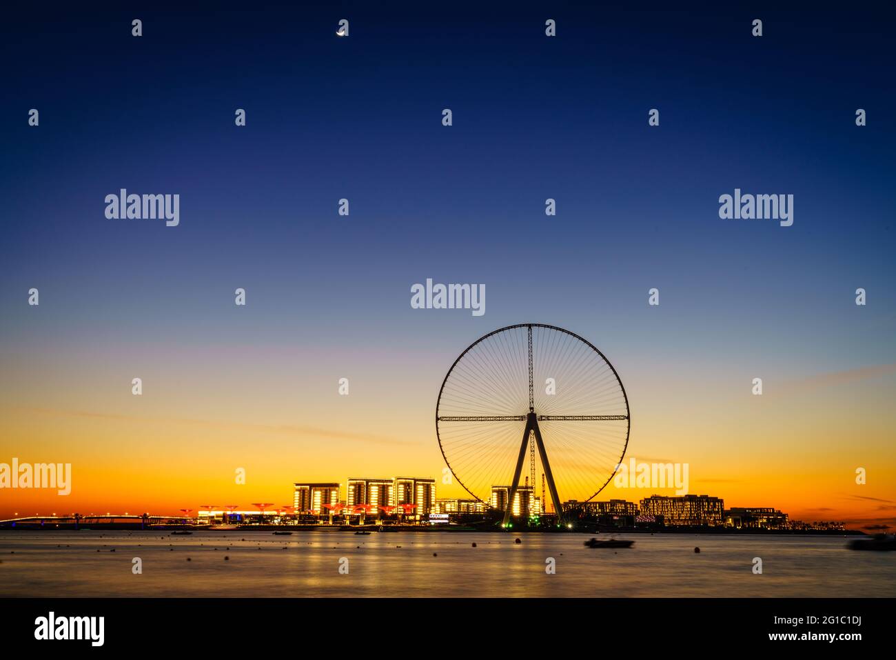 Dämmerungsansicht der Bluewaters Island und Ain Dubai während der Bauarbeiten, Dubai, VAE Stockfoto