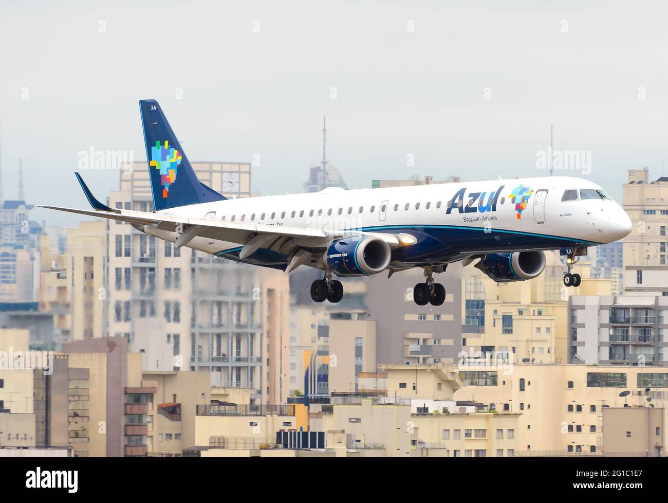 Azul Airlines Embraer 195 bei der endgültigen Anfahrt zum Flughafen Congonhas im Zentrum von Sao Paulo. Flugzeug PR-AXA E195 in einem anspruchsvollen Flughafen. Stockfoto