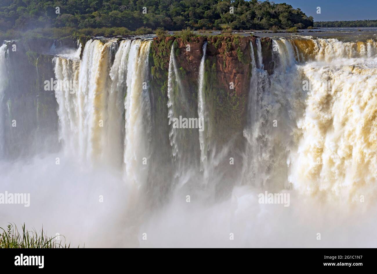 Wasser rauscht über die Red Cliffs bei den Iguazu Falls im Iguazu Falls National Park in Argentinien Stockfoto