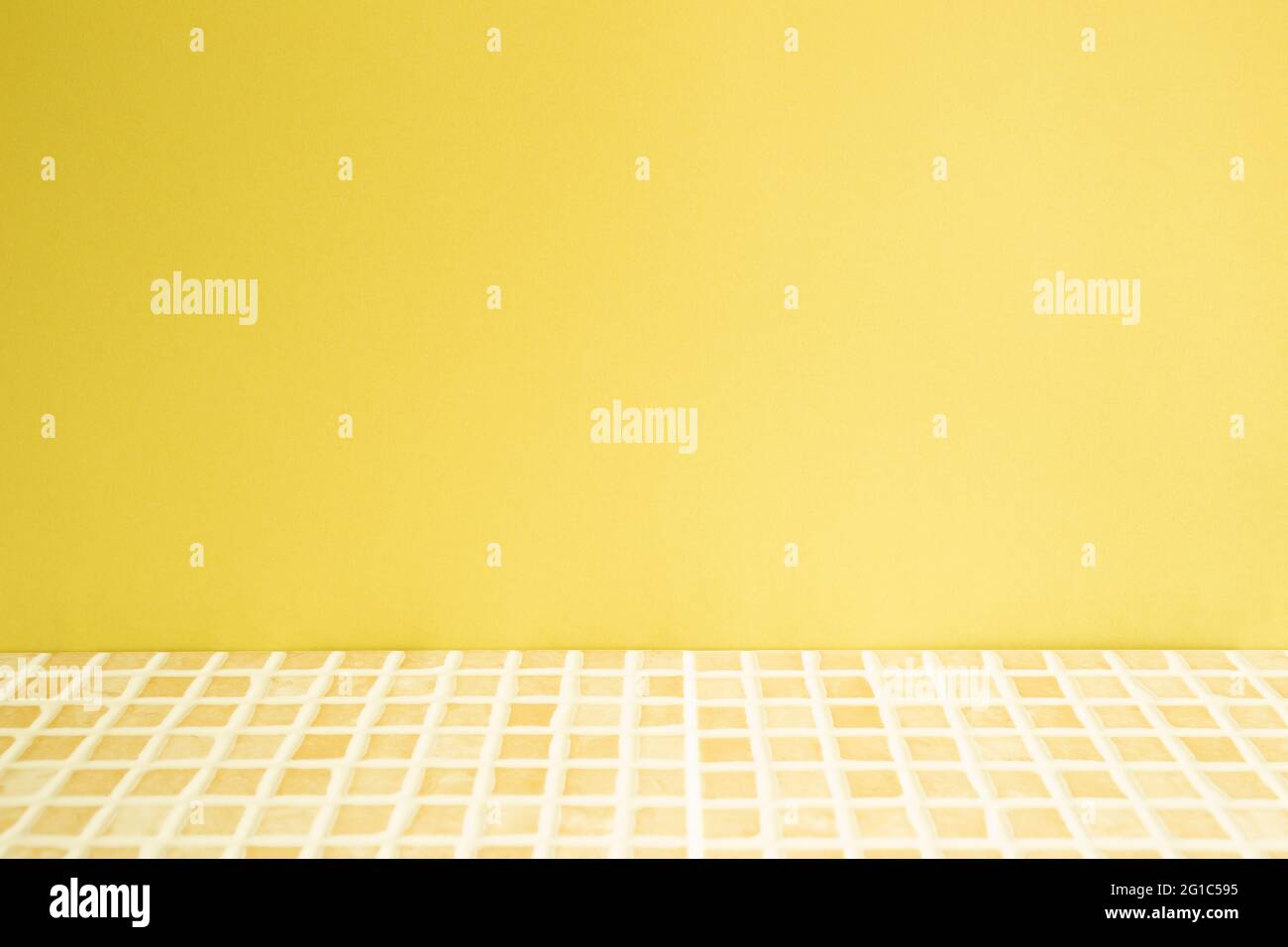 Gelbe Keramik Mosaik Fliesen Tisch. Gelbe Wand Hintergrund. Inneneinrichtung Stockfoto
