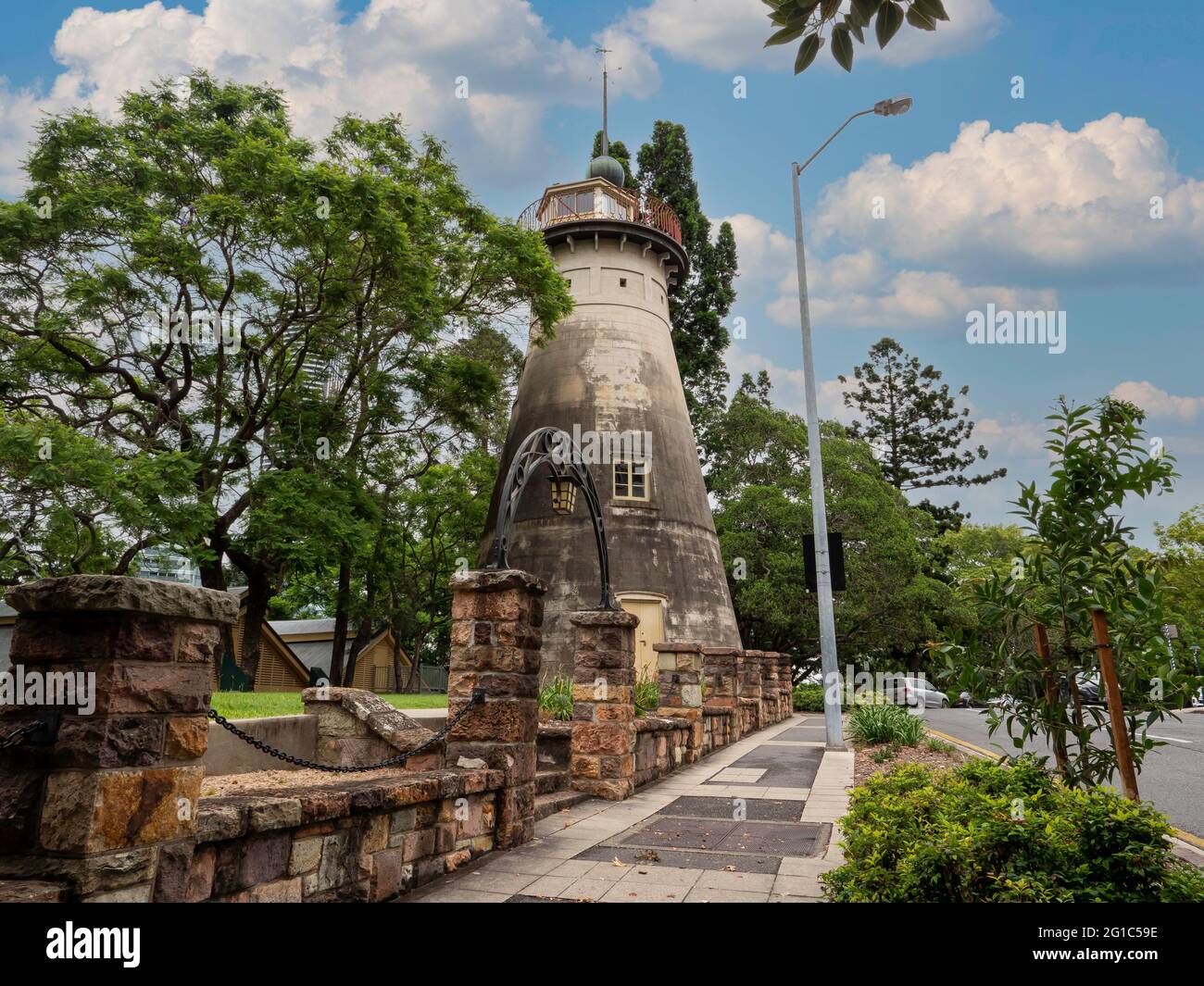 The Old Windmill eine denkmalgeschützte Turmmühle im Observatory Park neben Wickham Park und Wickham Terrace, Spring Hill, City of Brisbane, Queensland. Stockfoto