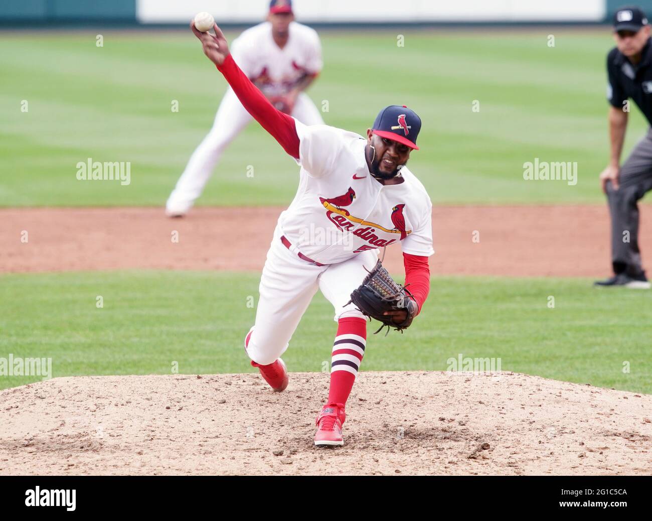 St. Louis, Usa. Juni 2021. St. Louis Cardinals Pitcher Angel Rondon tritt am Sonntag, den 6. Juni 2021, im Busch Stadium in St. Louis im sechsten Inning gegen die Cincinnati Reds auf. Foto von Bill Greenblatt/UPI Credit: UPI/Alamy Live News Stockfoto