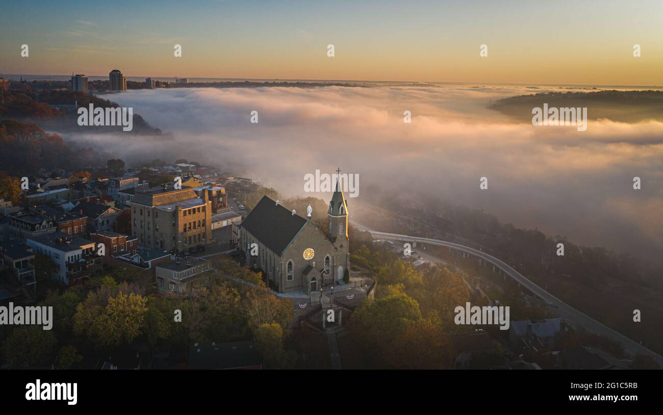 Nebel am Cincinnati Mount Adams Luftbild, Ohio, USA Skyline Stockfoto