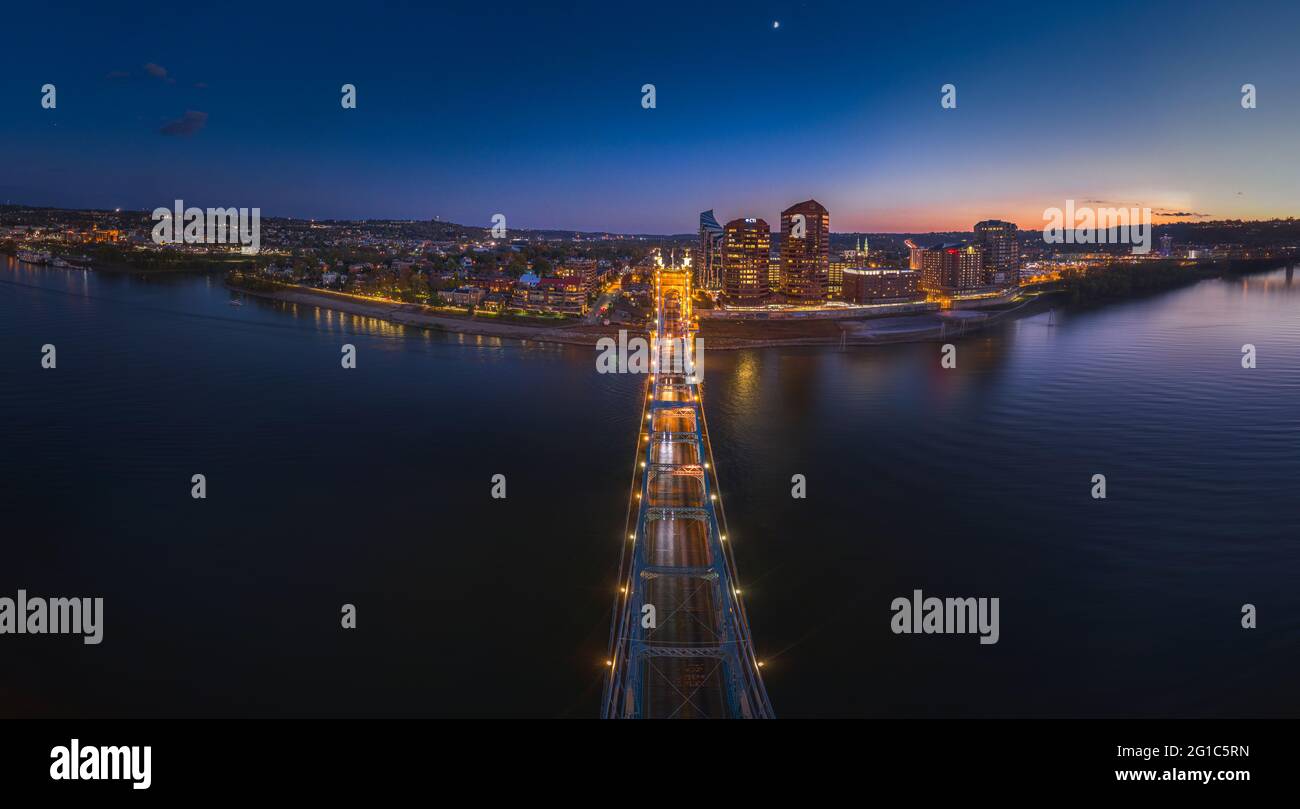 Roebling Suspension Bridge verbindet Cincinnati, Ohio, mit Covington im Norden von Kentucky Stockfoto