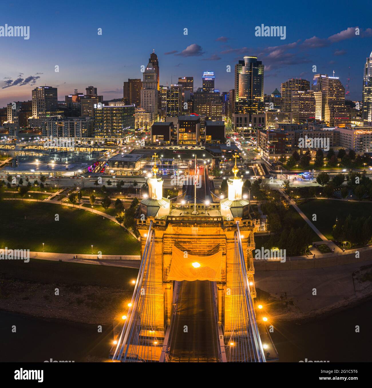 Cincinnati Downtown Luftaufnahme bei Abenddämmerung, Ohio, USA Skyline Stockfoto