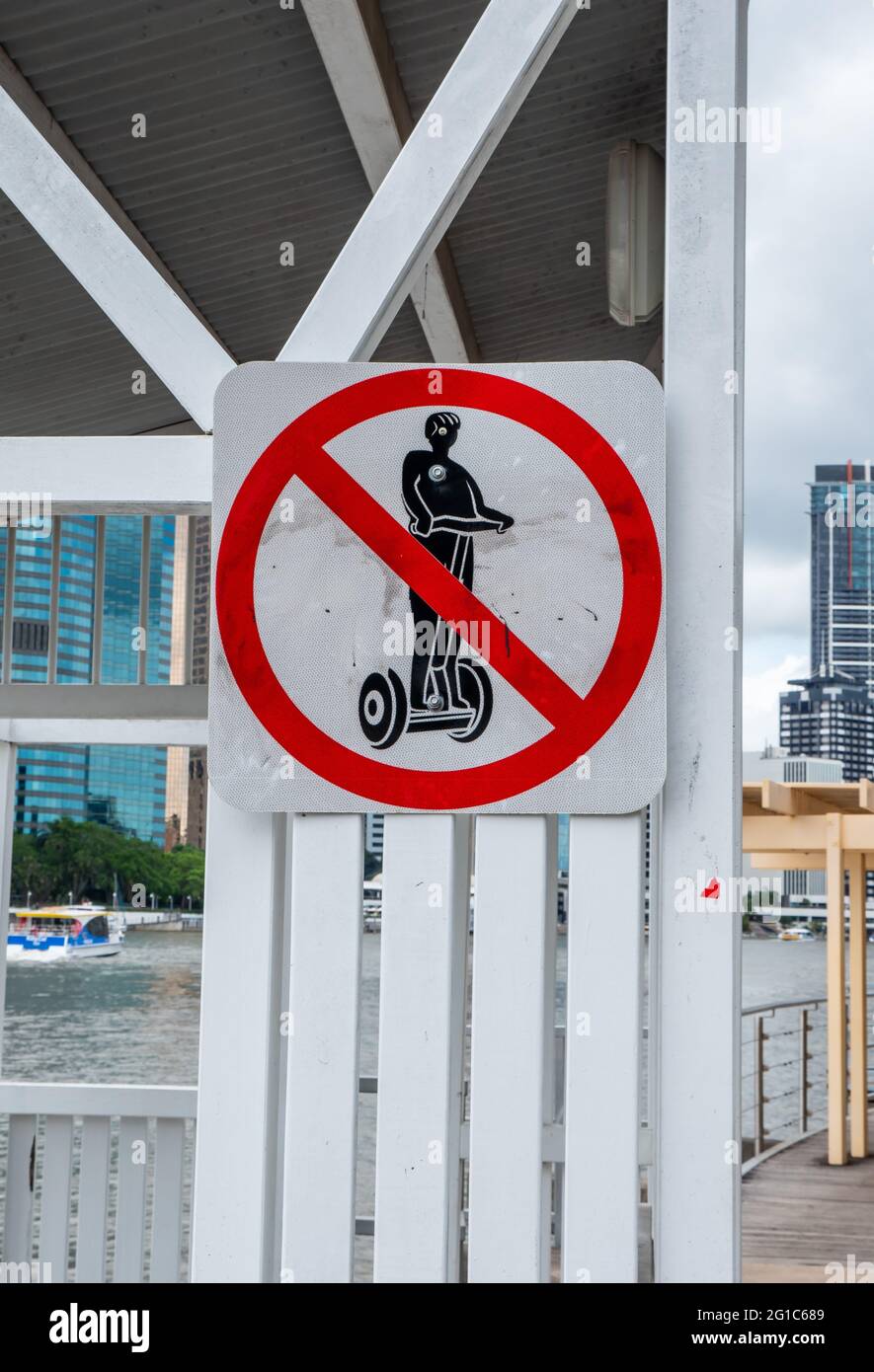 Schild, keine Elektro-Scooter auf dem Fußgängerweg erlaubt. Stockfoto