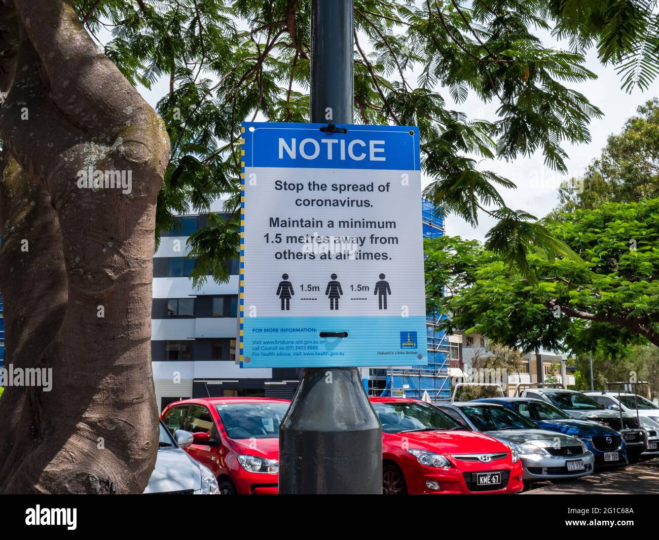 Ein Schild auf einem öffentlichen Parkplatz über Coronavirus-Prävention und Sicherheitsempfehlungen zur sozialen Distanzierung. Brisbane, Queensland, Australien. Stockfoto