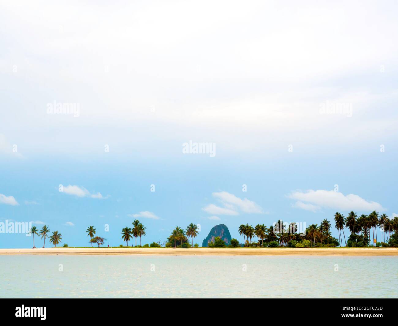 Wunderschöner Sommerhintergrund am Meer, minimalistischer Stil mit vielen Palmen am Sandstrand, am Meer und dem riesigen Himmelshintergrund an einem sonnigen Tag auf Koh Yao Yai i Stockfoto