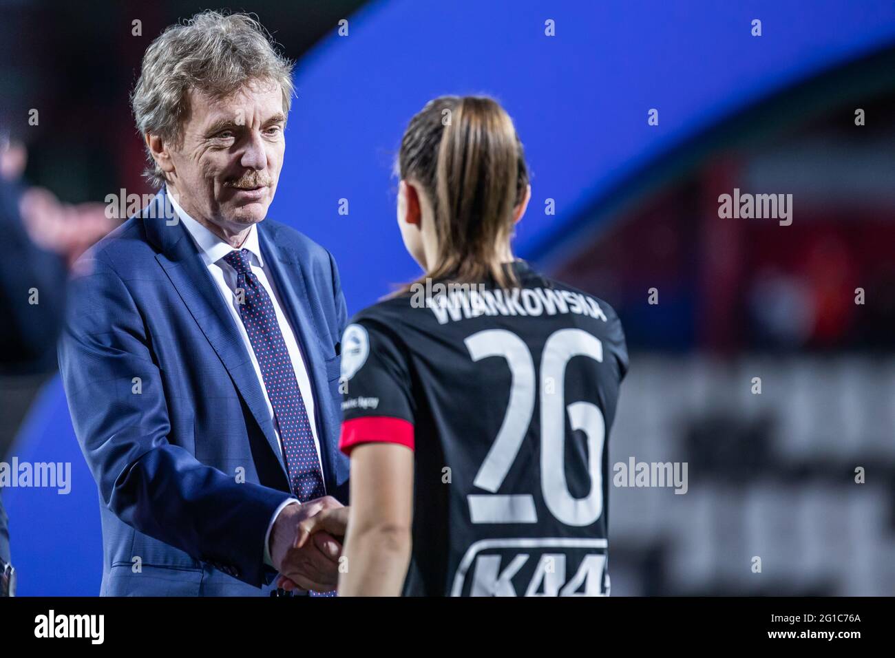 Warschau, Polen. Juni 2021. Zbigniew Boniek, Präsident des Polnischen Fußballverbands, und Martyna Wiankowska geben sich nach dem Finale des Polnischen Pokals 2021 zwischen KKS Czarni Sosnowiec und TME UKS SMS Lodz im Polonia-Stadion die Hände.(Endstand; KKS Czarni Sosnowiec 1:0 TME UKS SMS Lodz) Credit: SOPA Images Limited/Alamy Live News Stockfoto