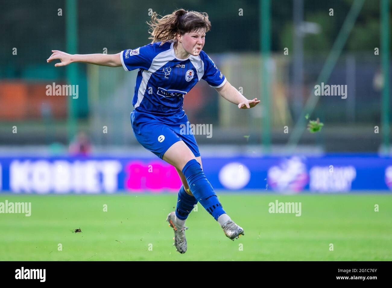 Warschau, Polen. Juni 2021. Adriana Achcinska von TME UKS SMS Lodz beim Finale des Polnischen Pokals der Frauen 2021 zwischen KKS Czarni Sosnowiec und TME UKS SMS Lodz im Polonia Stadium in Aktion gesehen.(Endstand; KKS Czarni Sosnowiec 1:0 TME UKS SMS Lodz) Credit: SOPA Images Limited/Alamy Live News Stockfoto