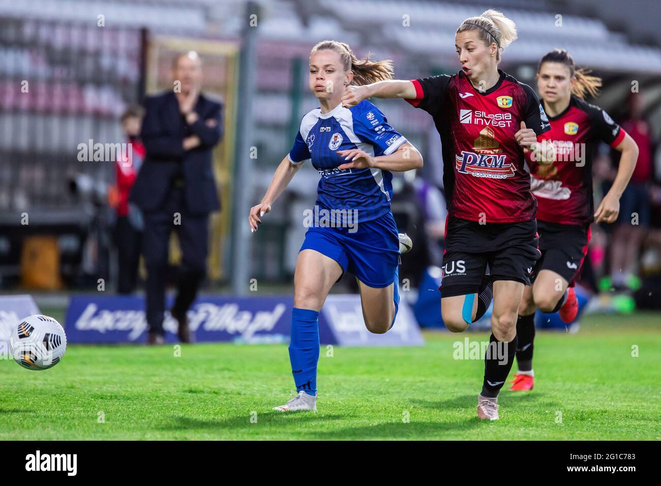 Warschau, Polen. Juni 2021. Maria Zbyrad von TME UKS SMS Lodz und Patricia Fischerova von Czarni sind während des Finalmatches des Polnischen Frauencups 2021 zwischen KKS Czarni Sosnowiec und TME UKS SMS Lodz im Polonia-Stadion in Aktion. (Endstand; KKS Czarni Sosnowiec 1:0 TME UKS SMS Lodz) Kredit: SOPA Images Limited/Alamy Live News Stockfoto