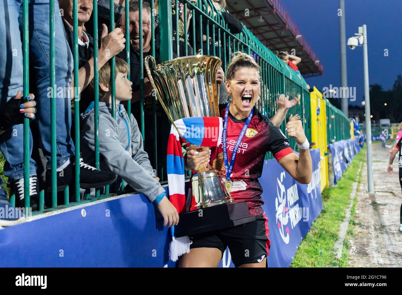 Warschau, Polen. Juni 2021. Dzesika Jaszek aus Czarni hält eine Trophäe nach dem Finalspiel des Polnischen Pokals der Frauen 2021 zwischen KKS Czarni Sosnowiec und TME UKS SMS Lodz im Polonia-Stadion (Endstand; KKS Czarni Sosnowiec 1:0 TME UKS SMS Lodz) Credit: SOPA Images Limited/Alamy Live News Stockfoto