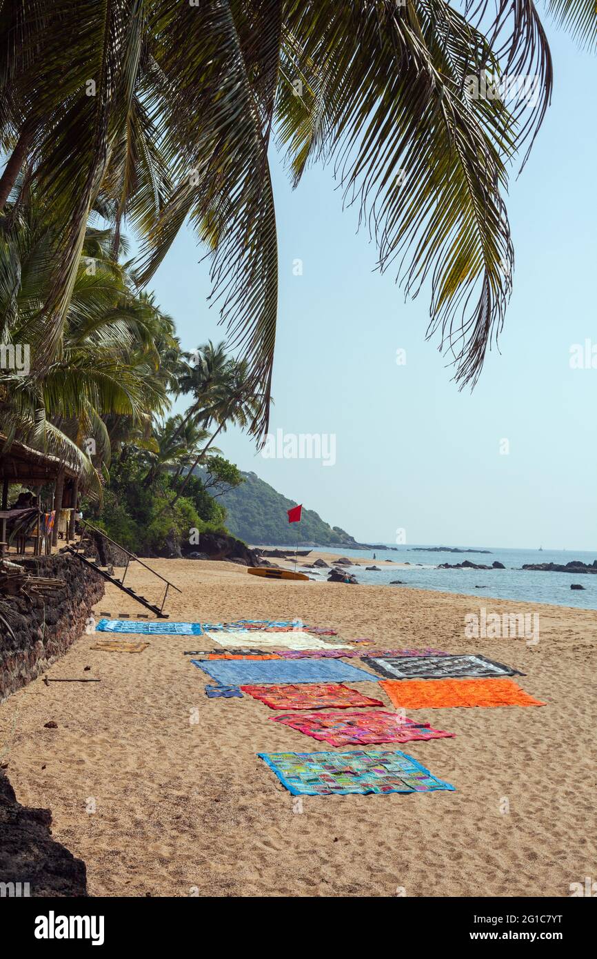 Große bunte ethnische Steppdecken liegen am Cola (Khola) Beach (auch bekannt als Secret Beach), Canacona, Goa, Indien Stockfoto