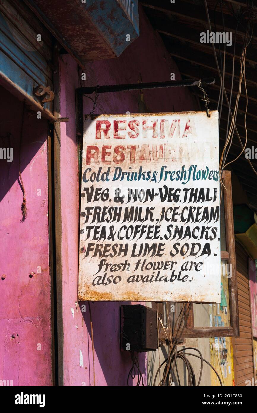 Handgeschriebenes Speisemenü auf dem Straßenschild für das Reshma Restaurant, Agonda, Goa, Indien Stockfoto