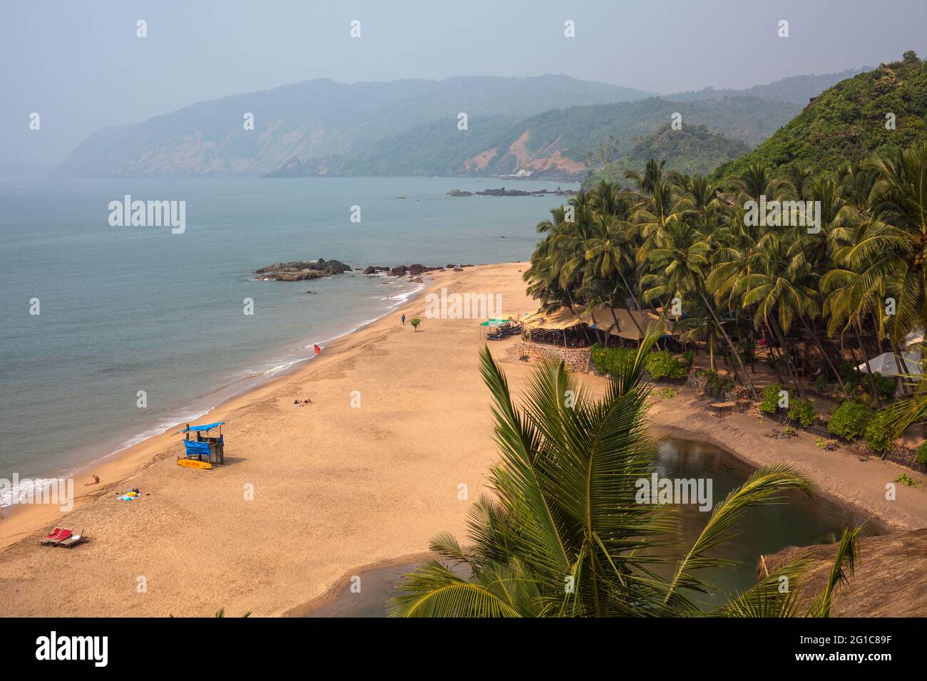 Blick auf den desolaten Cola (Khola) Strand (auch bekannt als Secret Beach) und die Lagune, Canacona, Goa, Indien Stockfoto