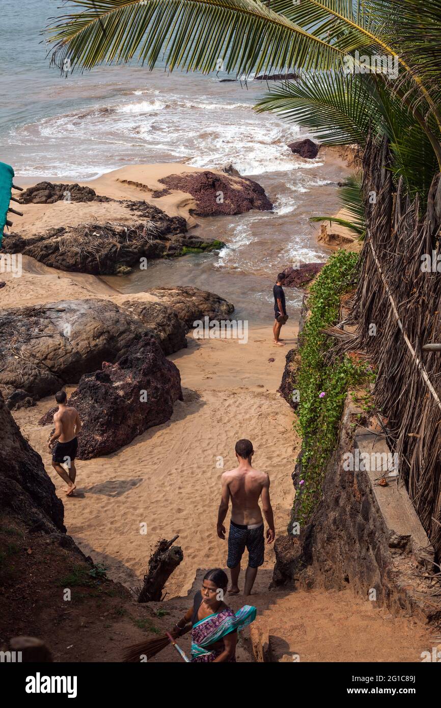 Touristen, die die Treppen hinunter zum (Khola) Strand (auch bekannt als Secret Beach) und Lagoon, Canacona, Goa, Indien Stockfoto