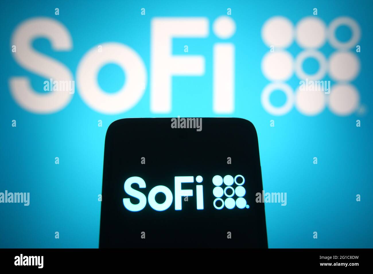 Ukraine. Juni 2021. In dieser Abbildung ist ein SoFi-Logo (Social Finance) auf einem Smartphone und ein pc-Bildschirm im Hintergrund zu sehen. (Foto von Pavlo Gonchar/SOPA Images/Sipa USA) Quelle: SIPA USA/Alamy Live News Stockfoto