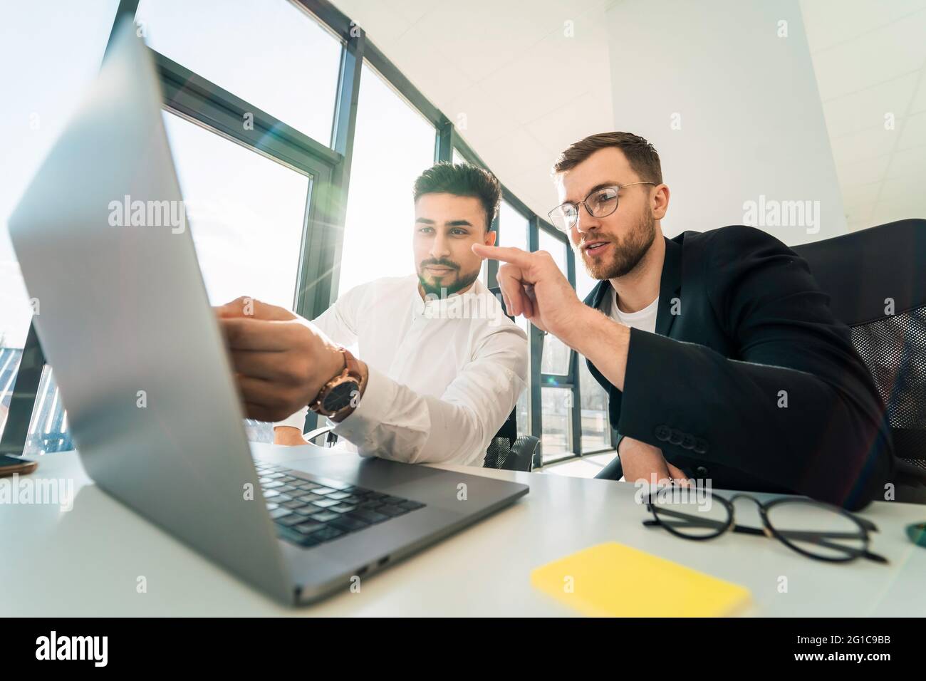 Zwei Geschäftsleute arbeiten am Computer an einem gemeinsamen Projekt Stockfoto