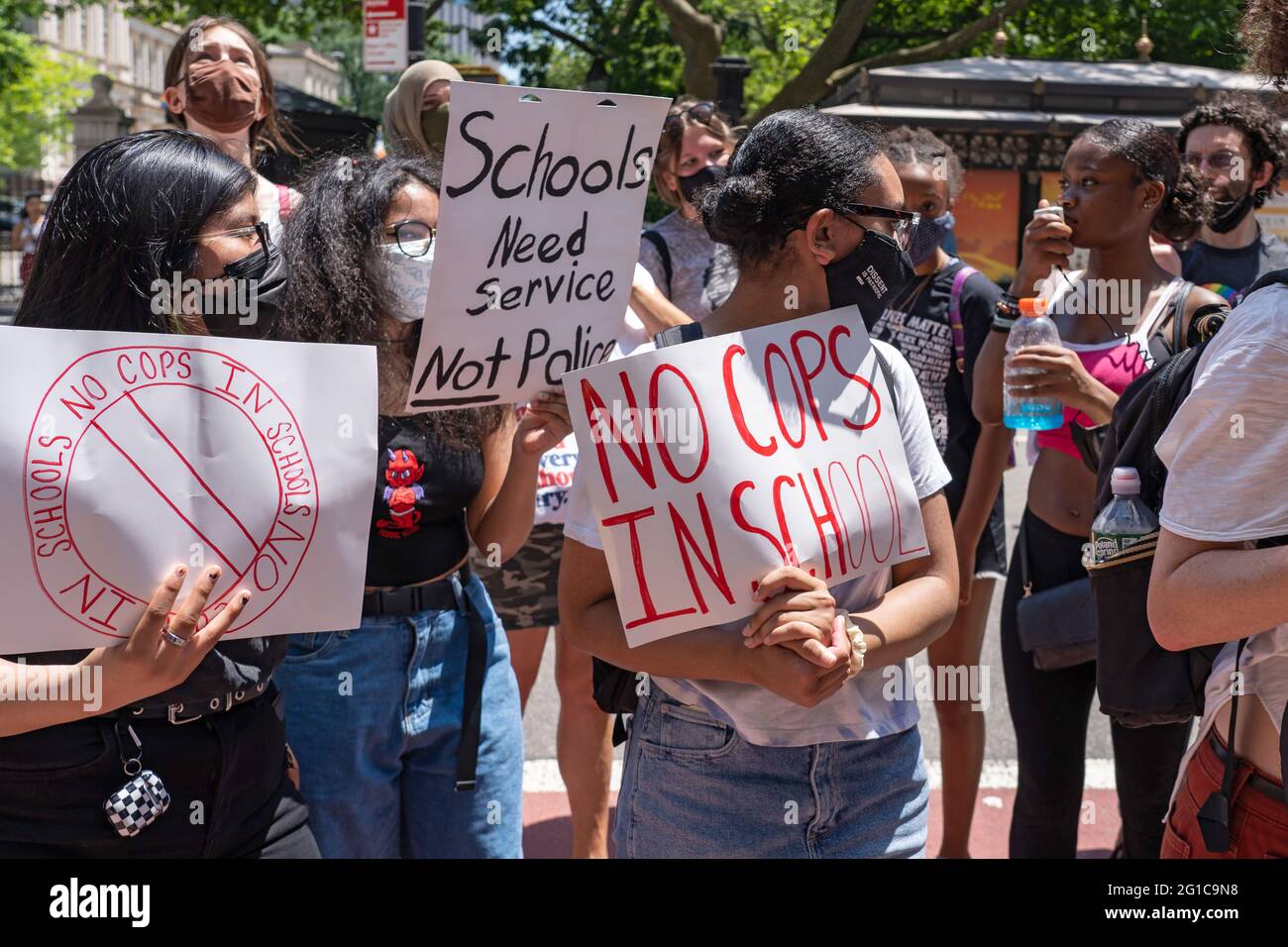 New York, Usa. Juni 2021. Demonstranten von Black Live Matters und anderen Gruppen halten Plakate vor dem Rathaus in Lower Manhattan, die die Entfernung von Polizeibeamten aus den Schulen in New York City fordern. Kredit: SOPA Images Limited/Alamy Live Nachrichten Stockfoto