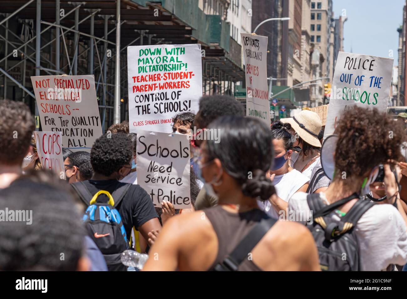 New York, Usa. Juni 2021. Demonstranten von Black Live Matters und anderen Gruppen halten Plakate vor dem Rathaus in Lower Manhattan, die die Entfernung von Polizeibeamten aus den Schulen in New York City fordern. Kredit: SOPA Images Limited/Alamy Live Nachrichten Stockfoto