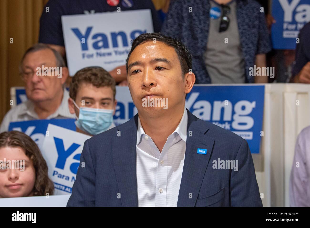Bürgermeisterkandidat Andrew Yang spricht über die Unterstützung von Maya Wiley durch Alexandria Ocasio-Cortez in New York City. Andrew Yang sagt, dass wir die Polizei brauchen und „ohne die Polizei gibt es keine öffentliche Sicherheit“. In Bezug auf Frau Wiley: „Wir können nicht immer wieder zum Brunnen der gleichen Menschen zurückkehren, die unsere Stadt auf den Boden führen und erwarten, dass sich die Dinge ändern.“ In Bezug auf die Rep. Ocasio-Cortez: „AOC hat eine Menge Leute, die sie unterstützen und ihr folgen, und ich freue mich darauf, mit ihr zusammenzuarbeiten, nachdem ich Bürgermeister bin, um die Probleme zu lösen, die alle New Yorker betreffen.“ Stockfoto