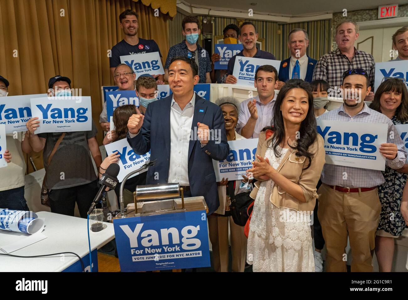 Bürgermeisterkandidat Andrew Yang spricht über die Unterstützung von Maya Wiley durch Alexandria Ocasio-Cortez in New York City. Andrew Yang sagt, dass wir die Polizei brauchen und „ohne die Polizei gibt es keine öffentliche Sicherheit“. In Bezug auf Frau Wiley: „Wir können nicht immer wieder zum Brunnen der gleichen Menschen zurückkehren, die unsere Stadt auf den Boden führen und erwarten, dass sich die Dinge ändern.“ In Bezug auf die Rep. Ocasio-Cortez: „AOC hat eine Menge Leute, die sie unterstützen und ihr folgen, und ich freue mich darauf, mit ihr zusammenzuarbeiten, nachdem ich Bürgermeister bin, um die Probleme zu lösen, die alle New Yorker betreffen.“ Stockfoto