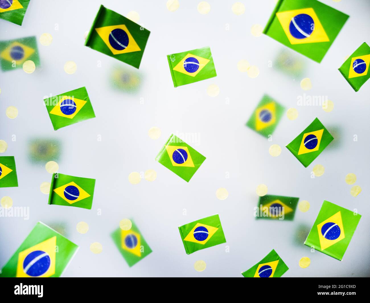 Brasilianischer Unabhängigkeitstag. Die Nationalmannschaft, Mini-Flaggen auf einem nebligen Hintergrund, das Konzept der Erinnerung, Patriotismus und Freiheit. Fußball Stockfoto