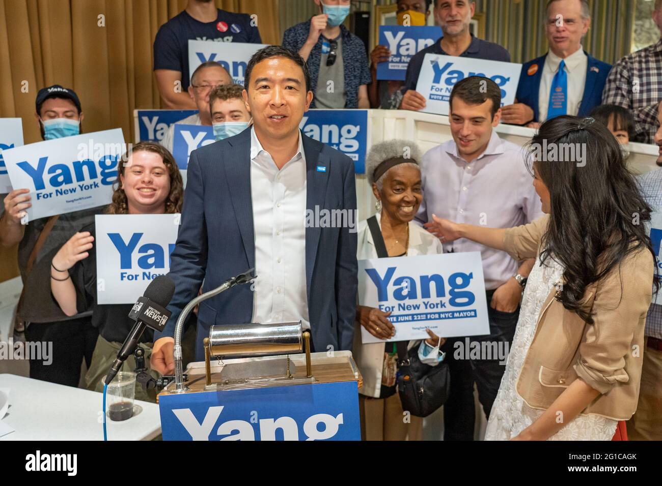 Bürgermeisterkandidat Andrew Yang spricht über die Unterstützung von Maya Wiley durch Alexandria Ocasio-Cortez in New York City. Andrew Yang sagt, dass wir die Polizei brauchen und „ohne die Polizei gibt es keine öffentliche Sicherheit“. In Bezug auf Frau Wiley: „Wir können nicht immer wieder zum Brunnen der gleichen Menschen zurückkehren, die unsere Stadt auf den Boden führen und erwarten, dass sich die Dinge ändern.“ In Bezug auf die Rep. Ocasio-Cortez: „AOC hat eine Menge Leute, die sie unterstützen und ihr folgen, und ich freue mich darauf, mit ihr zusammenzuarbeiten, nachdem ich Bürgermeister bin, um die Probleme zu lösen, die alle New Yorker betreffen.“ (Foto von Ron Adar/SOPA Images/Sipa USA) Stockfoto
